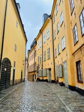 Stockholm, İsveç - Nisan 2022: Eski şehrin Narrow Caddesi. Gamla Stan, Stockholm, İsveç 'in en eski bölgesi. İskandinavya, Kuzey Avrupa. Stockholm 'ün mimari simgesi. 