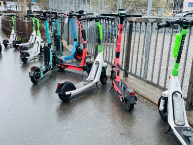 Stockholm, İsveç - Nisan 2019 Stockholm şehir merkezinde limonlu scooterlar. Seyahat kavramı. 