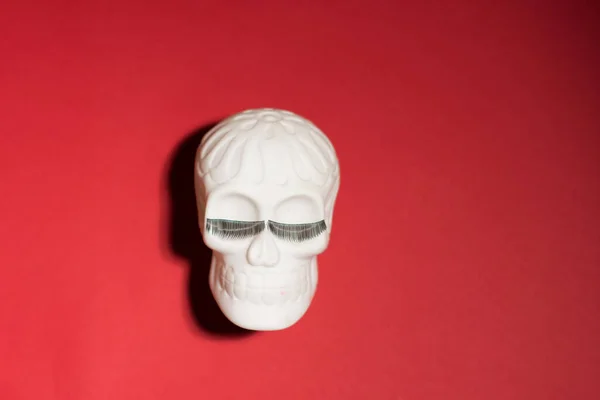 Crâne Humain Joyeux Avec Des Cils Sur Fond Rouge Décorations — Photo