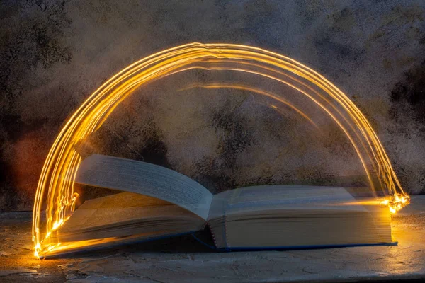  Kitap sayfalarına bak. Açık kitap kavramı, arka planda beyaz kağıtlar. Eğitim geçmişi. Uzayı metin için kopyala. Yakın plan, seçici odaklanma. Uzun süre maruz kalma.