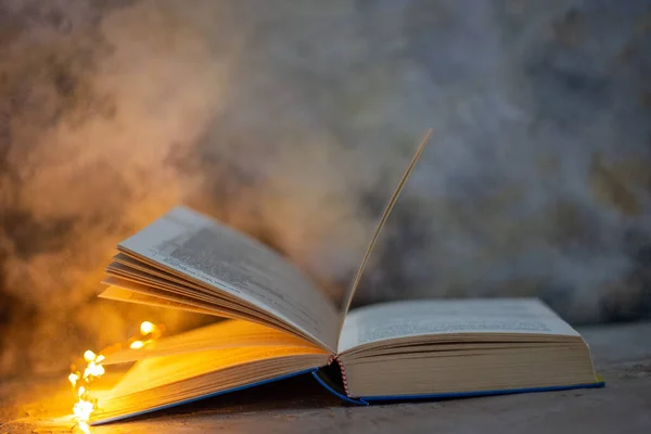  Kitap sayfalarına bak. Açık kitap kavramı, arka planda beyaz kağıtlar. Eğitim geçmişi. Uzayı metin için kopyala. Yakın çekim, seçici odaklanma