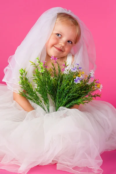 Прекрасная невеста с букетом — стоковое фото