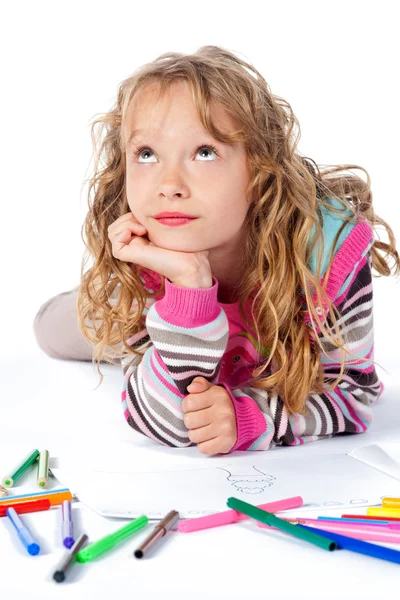 Schattig klein meisje verven op een witte achtergrond — Stockfoto