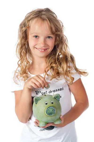 Całkiem mała dziewczynka stawia pieniędzy na konto bankowe piggy — Zdjęcie stockowe
