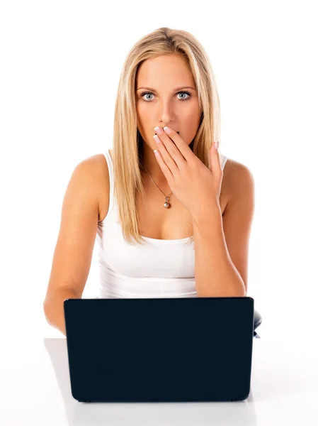Jeune femme d'affaires avec ordinateur portable sur fond blanc — Photo