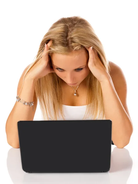 Jonge zakenvrouw met laptop op witte achtergrond — Stockfoto