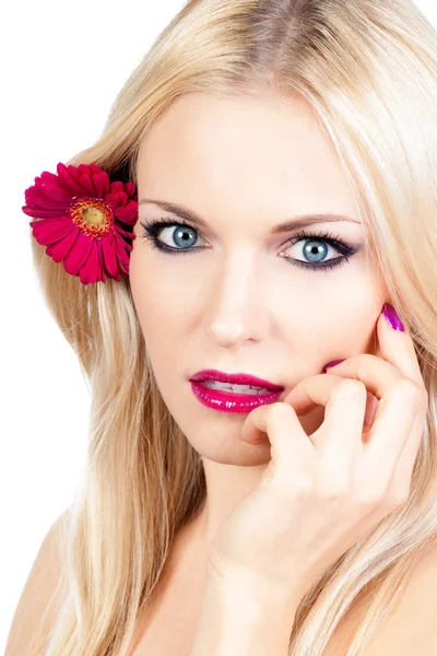 Mooie vrouw met een bloem in haar haar — Stockfoto