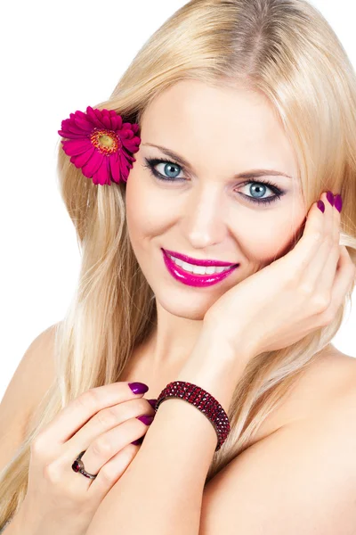 Portrét hezká dívka s květinou ve vlasech — Stock fotografie