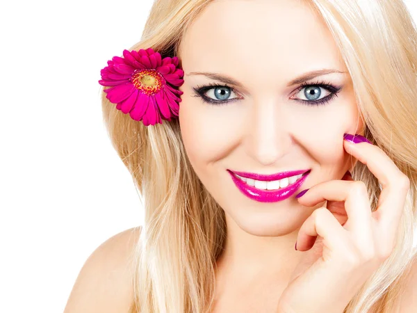 Krásná žena s květinou ve vlasech — Stock fotografie