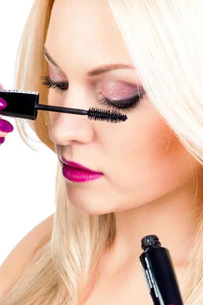 Lange wimpers. vrouw zetten mascara make-up — Stockfoto