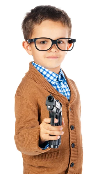 Ung pojke med en pistol på en vit bakgrund — Stockfoto