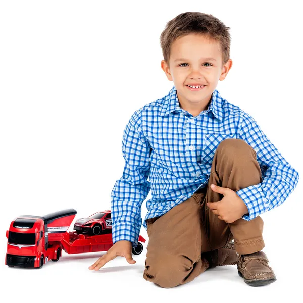 En ung pojke som leker med bilar — Stockfoto