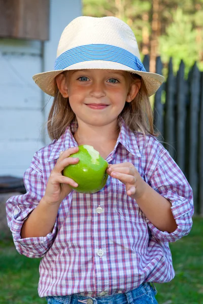 Piękna, młoda dziewczyna z zielonym jabłkiem — Zdjęcie stockowe
