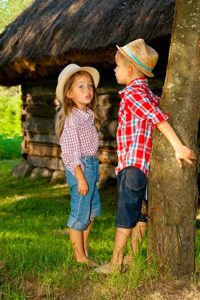 Jeune couple dans une conversation sérieuse — Photo