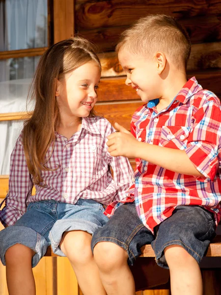 Glückliche Kinder lieben Paar — Stockfoto