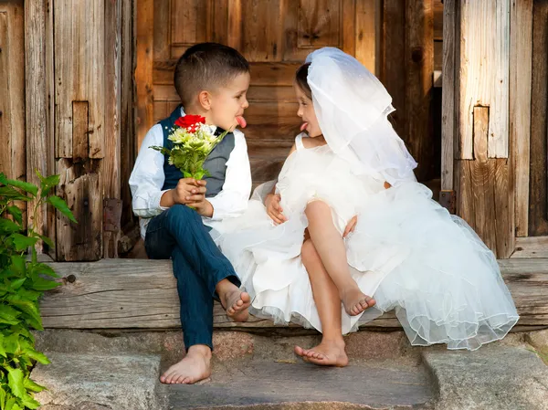 Crianças adoram casal após o casamento — Fotografia de Stock