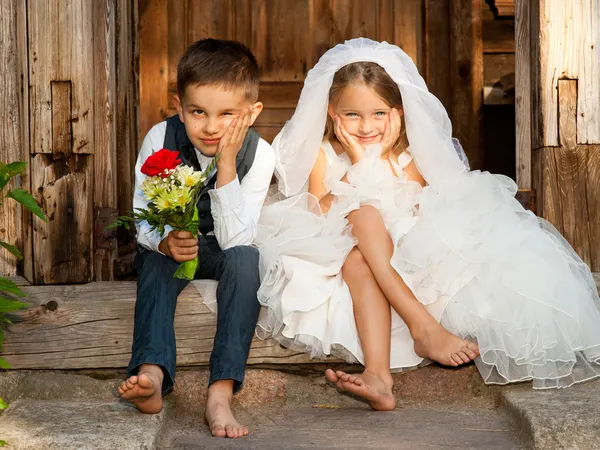 Crianças adoram casal após o casamento — Fotografia de Stock