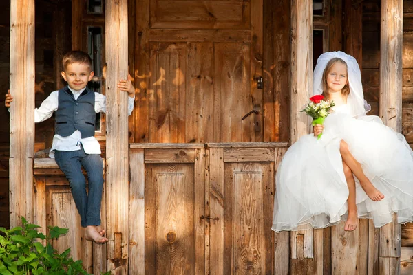 Crianças adoram casal após o casamento — Fotografia de Stock