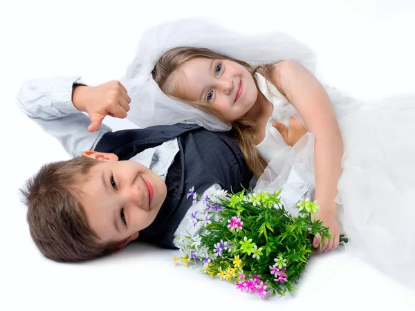 Crianças adoram casal após o casamento — Fotografia de Stock