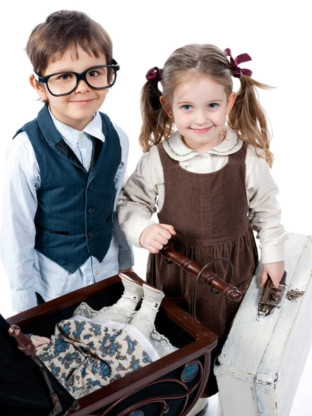 Jong koppel spelende kinderen — Stockfoto