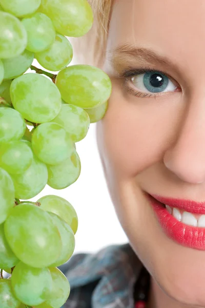 Uvas en la cara de la mujer — Foto de Stock