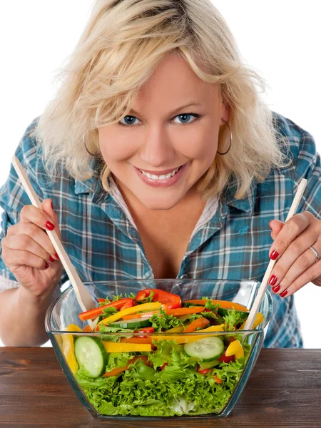 Vacker kvinna, sallad och grönsaker — Stockfoto