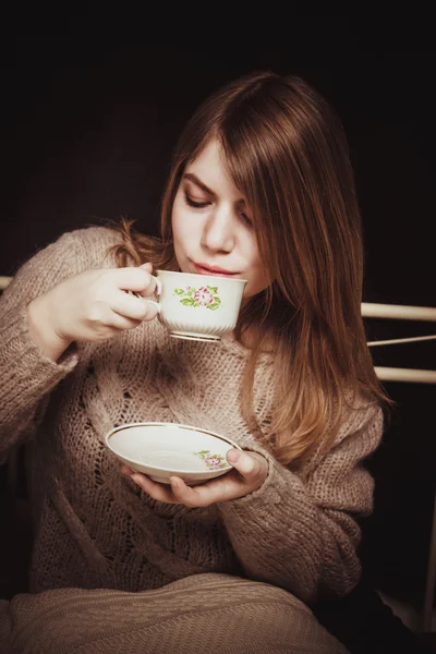 Hermosa chica con una taza de café — Foto de Stock