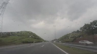 Kuala Lumpur, Malezya. 12 Haziran 2022: Yağmurlu bir günde otomobilden POV, yoğun trafikte aşırı hız