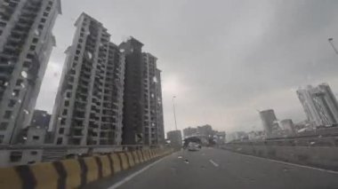 Kuala Lumpur, Malezya. 12 Haziran 2022: Gün batımında araçtan POV, yoğun trafikte aşırı hız
