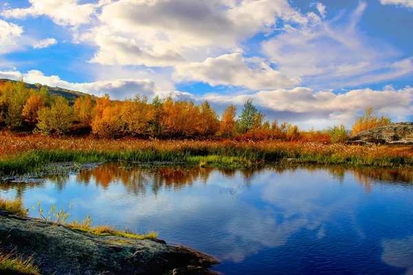 Lago en el bosque de otoño bajo la natación por las nubes Imagen de stock