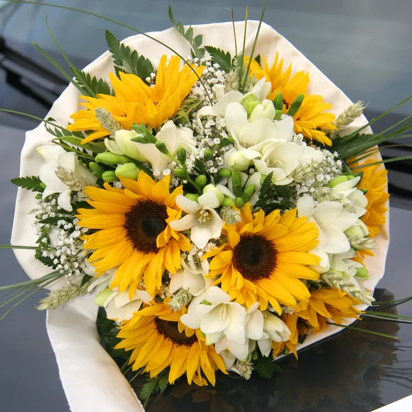 Boeketten met zonnebloemen — Stockfoto