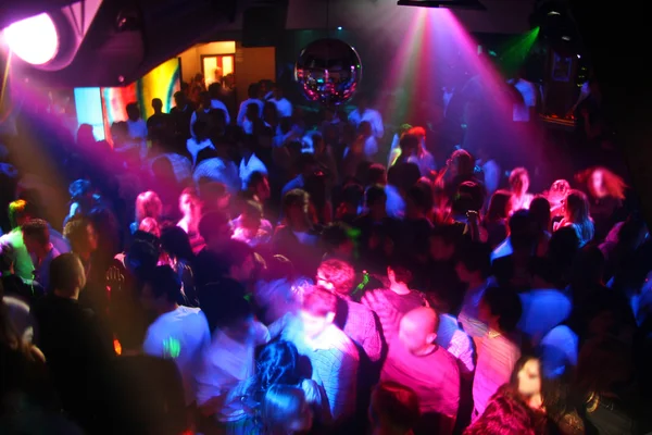 insanlar dans disko