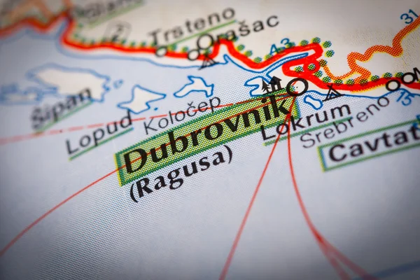 La ville de Dubrovnik sur une carte routière — Photo