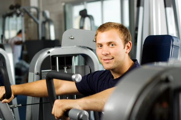 Hombre guapo haciendo ejercicio — Foto de Stock