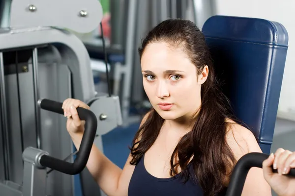 Jeune femme faisant de l'exercice au gymnase — Photo