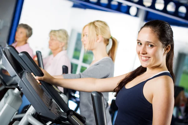 Bruna ragazza lavorare fuori — Foto Stock