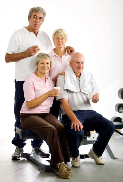 Gruppo di amici più anziani in palestra — Foto Stock