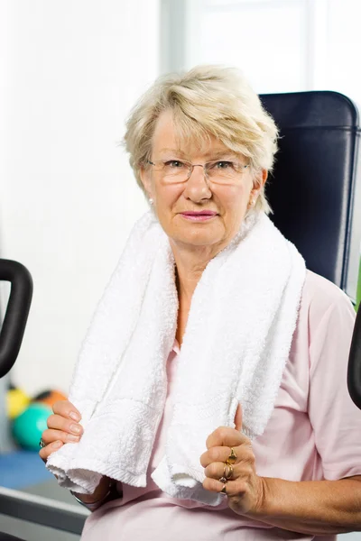Señora mayor haciendo ejercicio — Foto de Stock