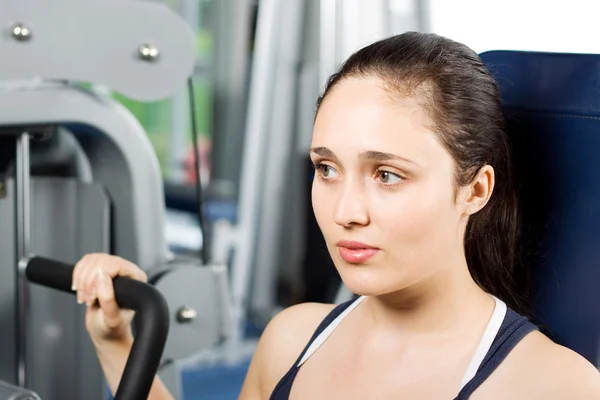 Meisje uit te werken in de sportschool — Stockfoto