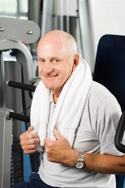 Homem mais velho se exercitando no ginásio — Fotografia de Stock