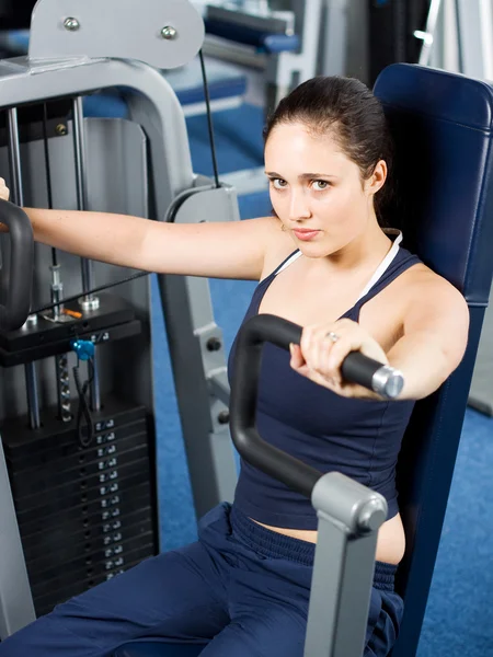 Girl working out in the gym — Stock Photo, Image