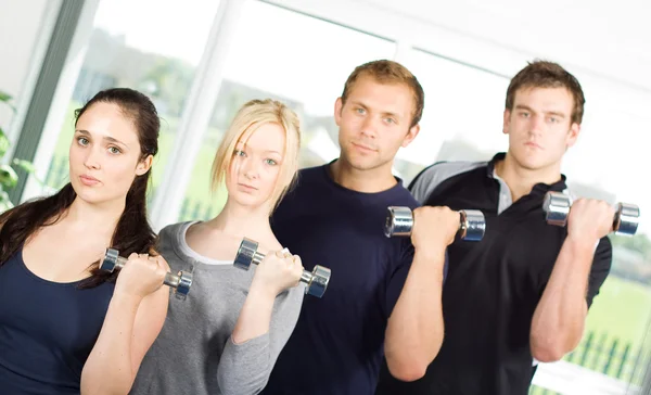 Menschen, die Gewichte heben — Stockfoto