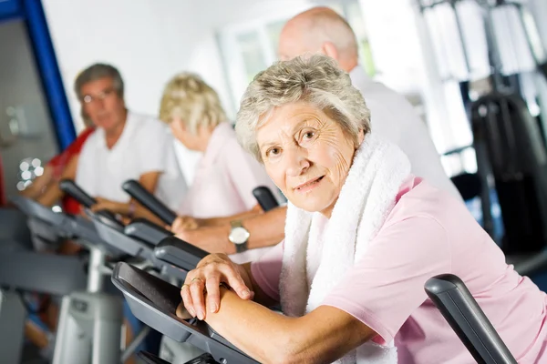 Äldre människor tränar i gymmet — Stockfoto