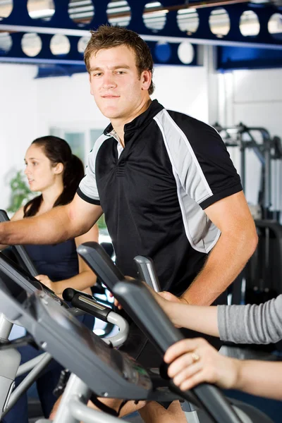 Hombre haciendo ejercicio con amigos — Foto de Stock