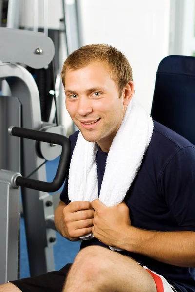 Hombre guapo haciendo ejercicio —  Fotos de Stock
