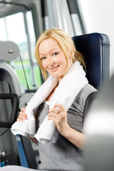 Attraktiv blond träning i gym — Stockfoto