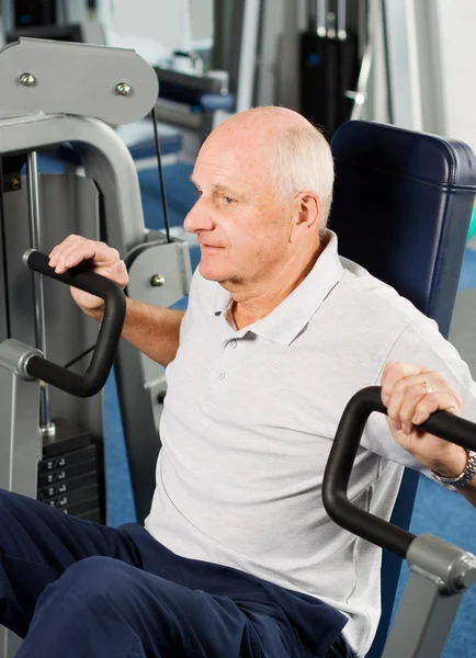 Äldre man tränar på gymmet — Stockfoto