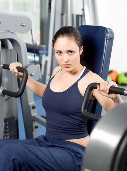 Jeune femme faisant de l'exercice au gymnase — Photo