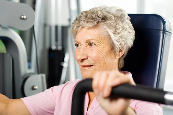 Señora mayor haciendo ejercicio — Foto de Stock