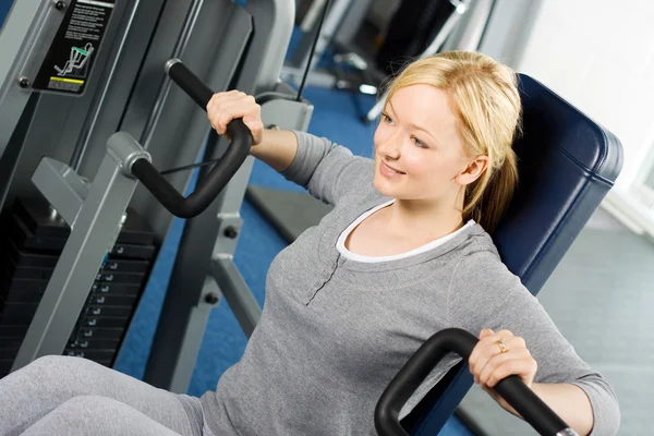 Attraktive Blondine turnt im Fitnessstudio — Stockfoto